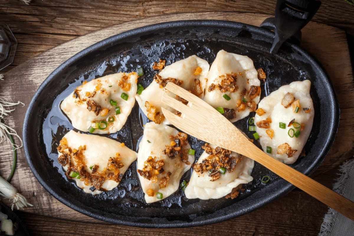 Pierogi ruskie ze skwarkami i szczypiorkiem